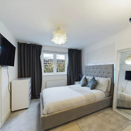 Modern 2 Bed City Apartment With Private Parking Swansea Exterior photo