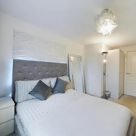 Modern 2 Bed City Apartment With Private Parking Swansea Exterior photo