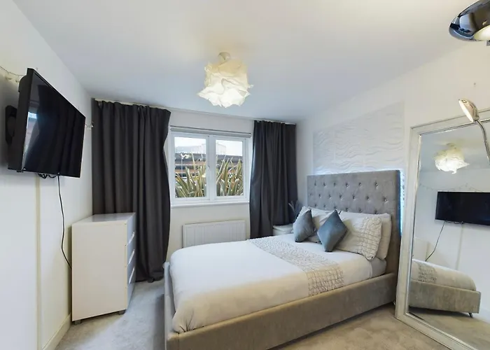 Modern 2 Bed City Apartment With Private Parking